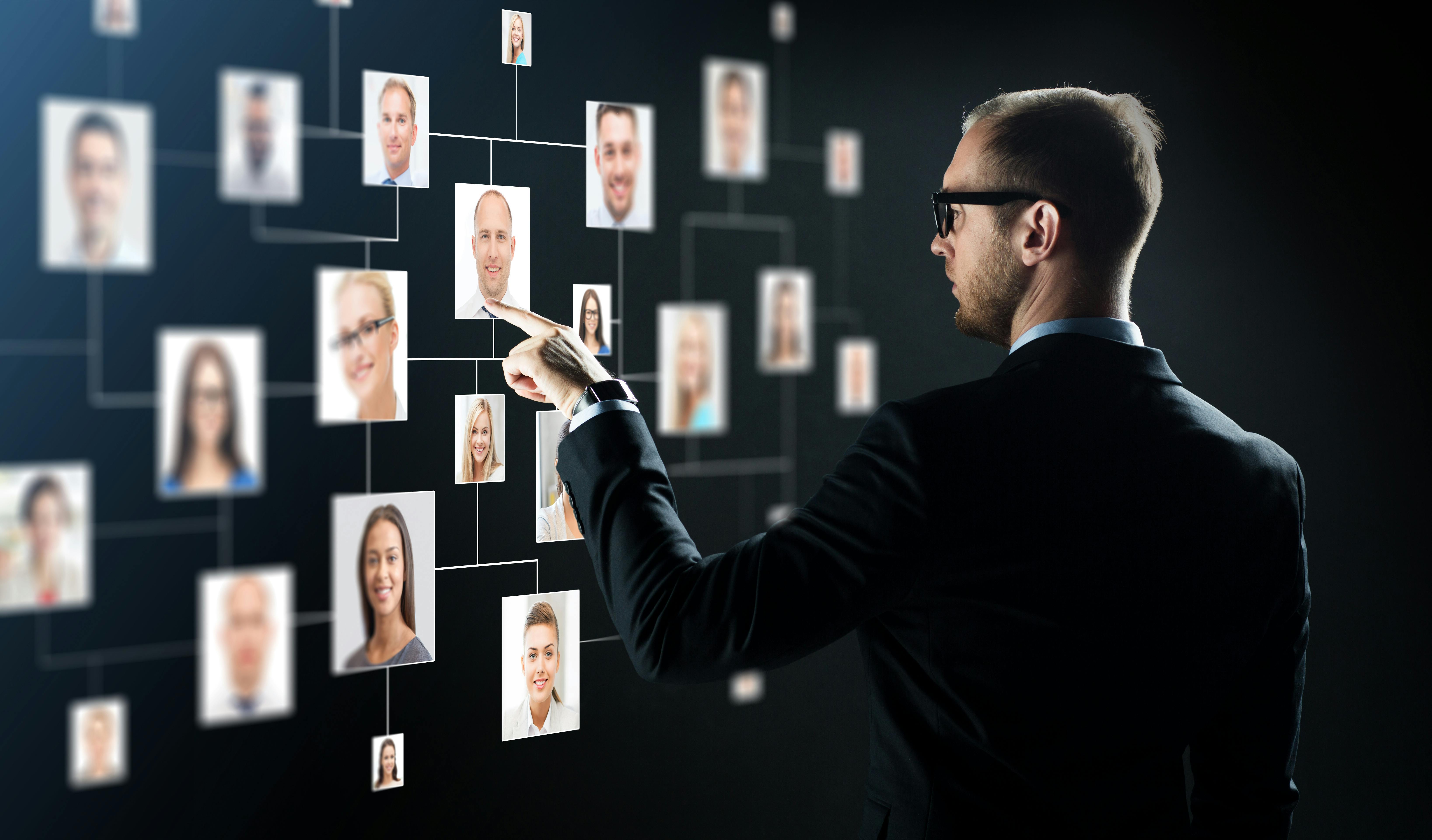 headhunter choosing a candidate