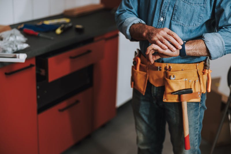 Contractor checking time