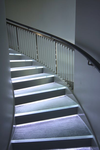 670c610d9688046d448241b9 Thinkglassstairs10